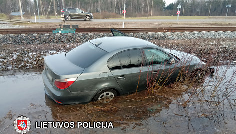 Nuo pareigūnų sprukęs girtas vairuotojas Kretingos rajone atsidūrė griovyje.