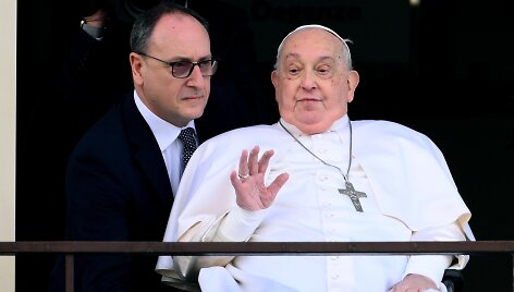 Pirmą kartą nuo vasario 14 dienos vie&scaron;umoje pasirodęs popiežius Pranci&scaron;kus / Ettore Ferrari / ZUMAPRESS.com