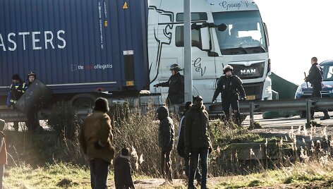 Migrantai Kalė pamėgę &scaron;okinėti ant sunkvežimių