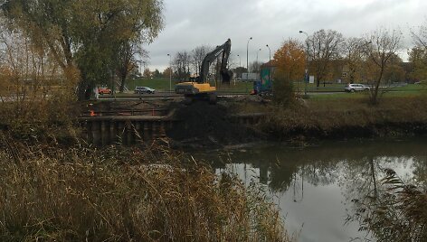 Dėl avarijos prie Malūnų tvenkinio buvo pralaužta damba, ėmė sekti vanduo.