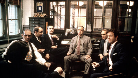 Abe'as Vigoda, Richardas S. Castellano, Johnas Cazale, Marlonas Brando, Robertas Duvallis ir Jamesas Caanas filme &bdquo;Krik&scaron;tatėvis&ldquo; (1972 m.)