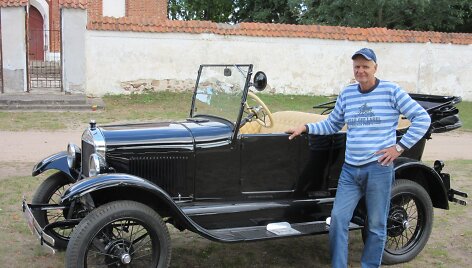 Romas Mažuolis prie restauruoto &bdquo;Ford T&ldquo;