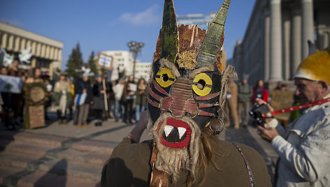 Teatralizuota protesto akcija prieš medžių kirtimą giriose