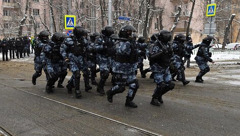 Rusijos riau&scaron;ių policija veržiasi į ataką prie&scaron; protestuotojus.