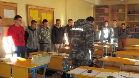 Policijos &scaron;uo ie&scaron;ko paslėptų narkotikų