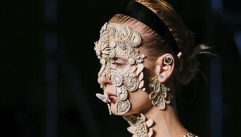 &bdquo;Givenchy&ldquo; kolekciją pristačiusių modelių veidus dengė sudėtingi papuo&scaron;alai