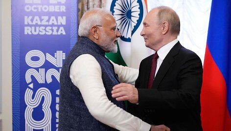 Narendra Modi ir Vladimiras Putinas / ALEXANDER ZEMLIANICHENKO / AFP