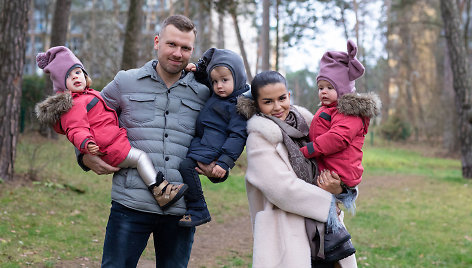 Simona Lipnė ir Mindaugas Lipnius su vaikais 