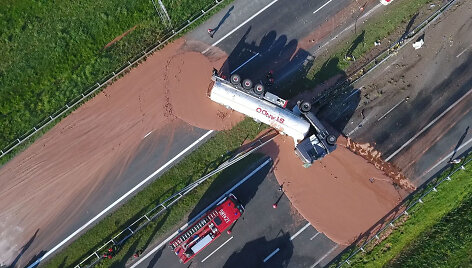 I&scaron; vilkiko cisternos Lenkijos greitkelyje i&scaron;siliejo &scaron;okolado &bdquo;upė&ldquo;
