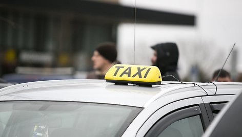 Taksistai piktinasi chaosu, kurį sukėlė „Uber“ atėjimas