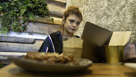 &bdquo;Kodėl &bdquo;pie&ldquo; ir &bdquo;cake&ldquo; lietuvi&scaron;kai vadinami vienu žodžiu &bdquo;pyragas&ldquo;? Tuo tarpu apvalus sluoksniuotas &scaron;ventinis pyragas net nėra pyragas &ndash; tai yra tortas. O &scaron;tai neraikyta balta duona kartais yra vadinama pyragu&ldquo;, &ndash; stebėjosi po studijų Lietuvoje pasilikusi mergina.