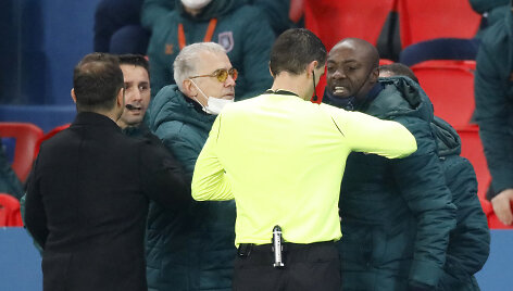 Vienas teisėjų įžeidė Demba Ba (de&scaron;inėje)