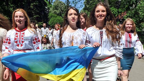 Ukrainiečiai tradiciniais rūbais demonstravo vienybę Kijevo gatvėse
