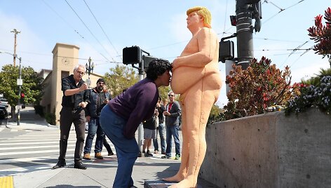 Nuogo Donaldo Trumpo skulptūra Niujorke