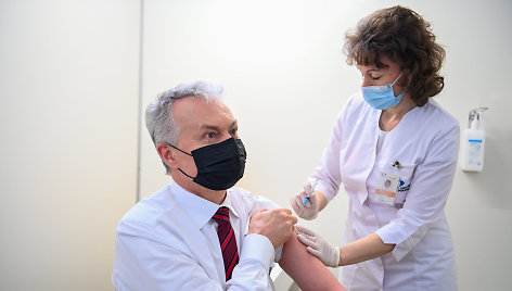Prezidentas G.Nausėda pasiskiepijo nuo COVID-19 „Astra Zeneca“ vakcina – ragino sekti jo pavyzdžiu