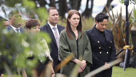 Jacinda Ardern (antra i&scaron; de&scaron;inės) pagerbė ugnikalnio i&scaron;siveržimo aukas