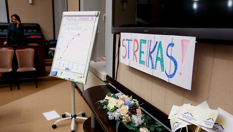 Streikuojantys mokytojai toliau lieka ministerijoje, į vidų ekonomistai nepateko