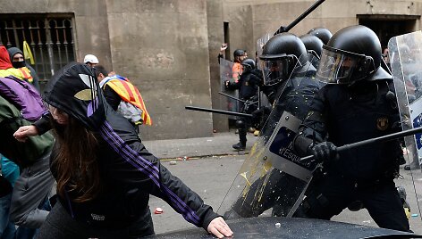 Katalonijoje susitikus Ispanijos vyriausybei protestuotojai susirėmė su policija	
