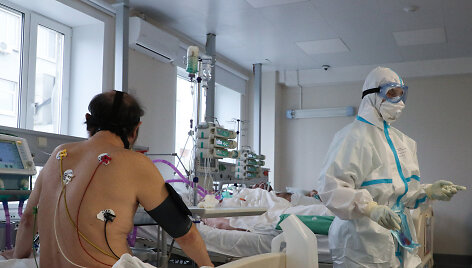 Rusijos medikų darbas per koronaviruso epidemiją &scaron;alyje
