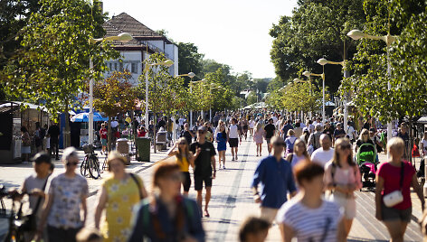 Sausakim&scaron;a Palanga: &scaron;e&scaron;tadienio vakaras Basanavičiaus gatvėje