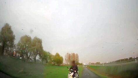 girtas-ir-be-teisiu-siauliu-rajone-policija-gainiojosi-motorolerio-vairuotoja