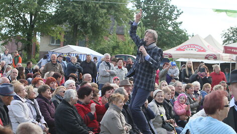 Jubiliejinį Kirnaičių festivalį i&scaron;maudė lietus, tačiau dalyvių nei&scaron;vaikė