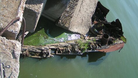 &bdquo;Meridiano&ldquo; broliu vadinamas burlaivis savo kelionę baigė kaip konstrukcija krantinei sutvirtinti. 