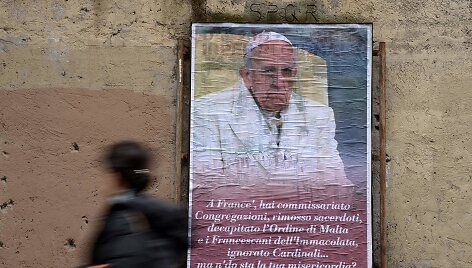 Popiežių kritikuojantis plakatas Romoje.