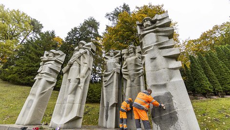 Vilniaus Antakalnio kapinėse apipaišytas paminklas sovietų kariams