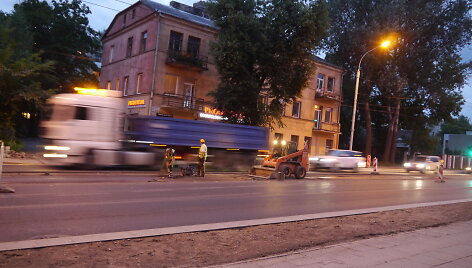 Kelio remonto darbai vėlai vakare Vilniuje