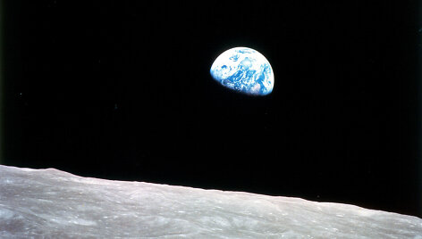 1968 m. gruodžio 24 d.: Mėnulio horizonte teka Žemė(Misijos &bdquo;Apollo 8 &ldquo; daryta nuotrauka)