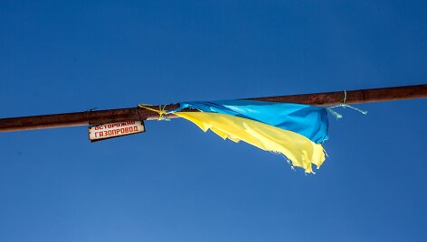 Vėliava pakabinta ant dujotiekio vamzdžio