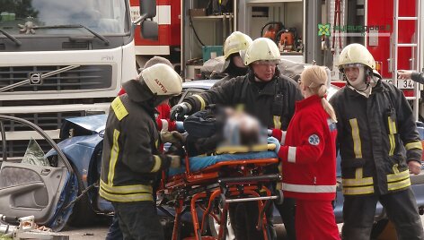 Alytuje kaktomu&scaron;a susidūrė sunkvežimis ir į jį įvažiavęs lengvasis automobilis