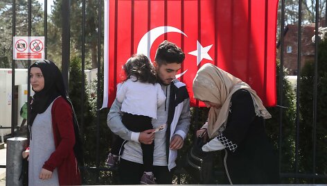 Turkai eina balsuoti į Turkijos konsulatą Berlyne.