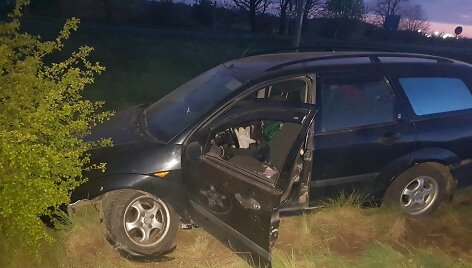 Girtas klaipėdietis, sprukdamas nuo pareigūnų, savo &bdquo;Ford Focus&ldquo; įvairavo į griovį.