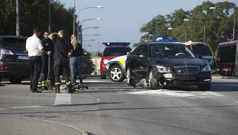 Po avarijos automobilis, kuriuo buvo vežamas Švedijos karalius Carlas XVI Gustafas.