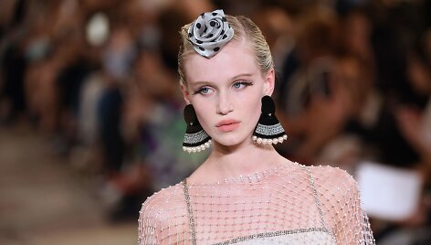 &bdquo;Giorgio Armani Priv&eacute;&ldquo; 2019&ndash;2020 m. rudens ir žiemos auk&scaron;tosios mados kolekcijos modelis