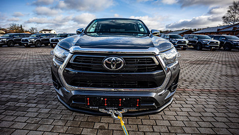 Lietuvos kariuomenei perduoti nauji išminavimo visureigiai „Toyota Hilux“