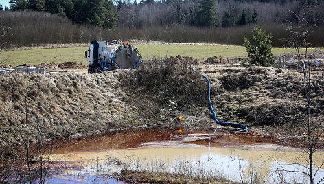 Molėtų plente  tvarkomos į aplinką išpiltos pavojingos atliekos