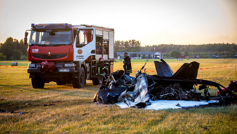 Kyviškėse nukrito akrobatinis lėktuvas ir žuvo pilotas