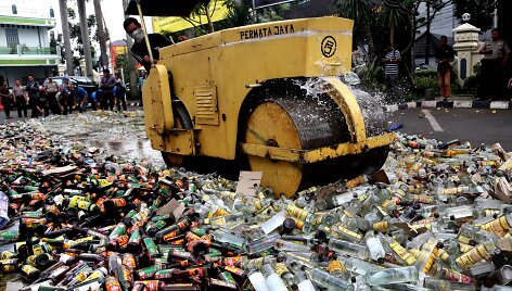 Indonezijoje sunaikinamas konfiskuotas alkoholis
