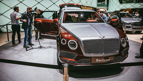 „Bentley“ pagamino hibridinį „Bentayga“, kuriam įkrovos stotelę sukūrė dizaineris