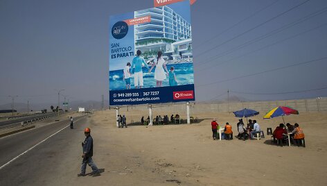 Ry&scaron;kus kontrastas tarp reklamų ir nykaus Peru peizažo