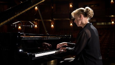 Aleksandra Žvirblytė groja LNOBT „Steinway & Sons“ fortepijonu