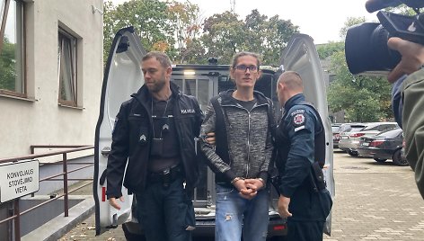 Į teismą atvestas įtariamas policijos komisariatų padegėjas