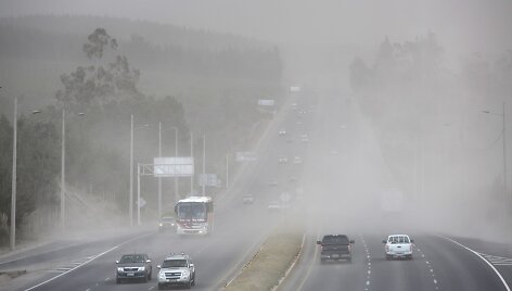 Pelenų debesis ant kelio Ekvadore 