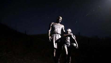Kobe Bryanto, jo dukros ir kitų žuvusių atminimui skirta statula