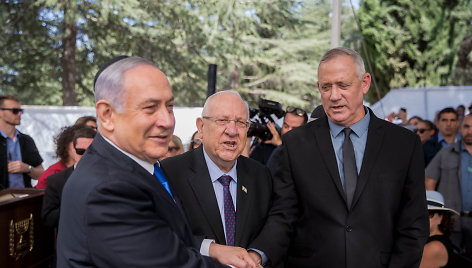 B.Netanyahu, R.Rivlinas ir B.Gantzas