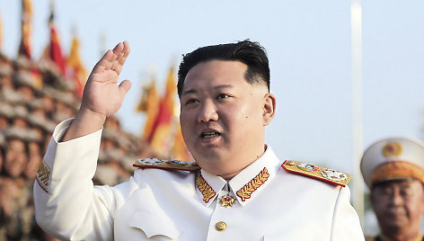 Kim Jong Unas žada, kad Šiaurės Korėja turės galingiausias pasaulyje branduolines pajėgas