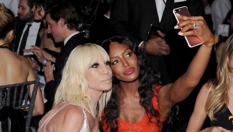 Donatella Versace ir Naomi Campbell